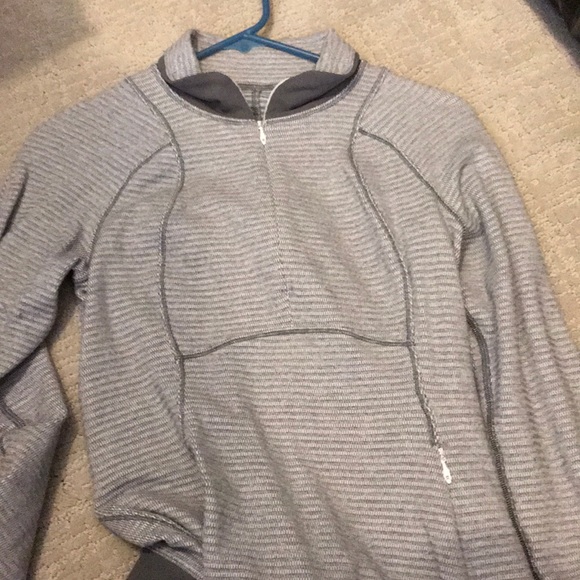 2x Lululemon pull overs - Picture 3 of 3